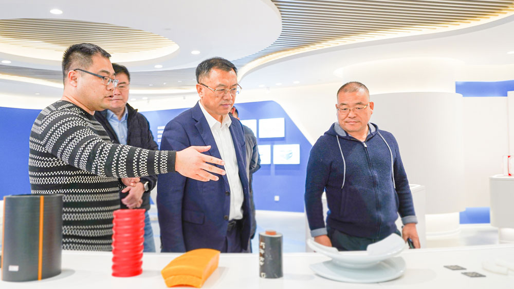 NEWS | 青岛市国资委党委书记、主任王孝芝一行莅临青源峰达太赫兹科技有限公司调研指导