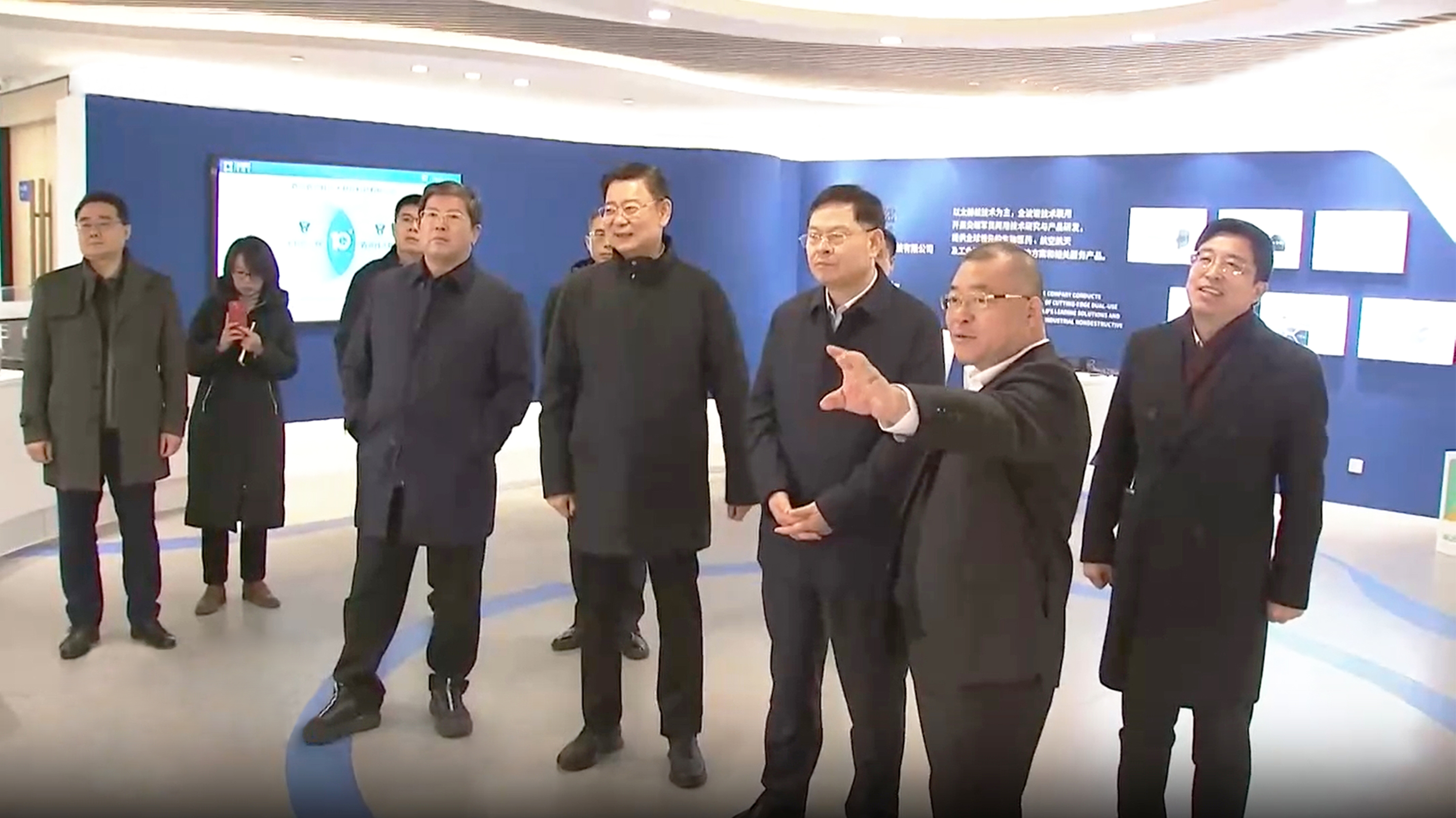 市长调研太赫兹公司.jpg